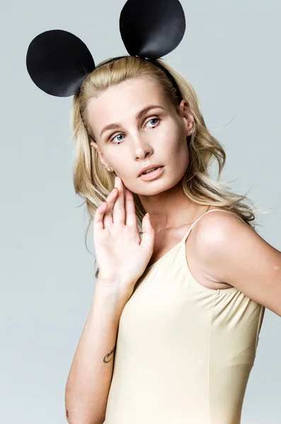 Menina loira usando orelhas de rato — Fotografia de Stock