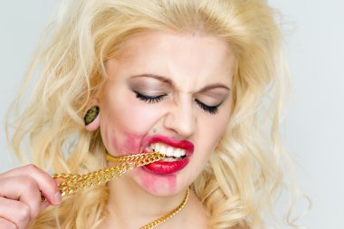 kadın ruj bulaşması makyaj ile.