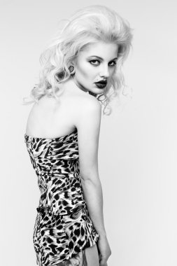  içinde bir güzel sarışın kadın 