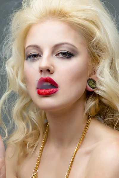 Портрет блондинки, курящей сигарету — стоковое фото