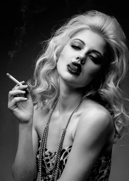 Πορτρέτο του ξανθιά γυναίκα που καπνίζει ένα τσιγάρο — Φωτογραφία Αρχείου