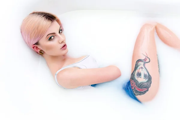 Femme sexy couché dans le bain — Photo