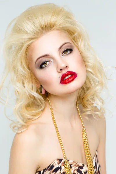 Mujer con maquillaje y labios rojos — Foto de Stock