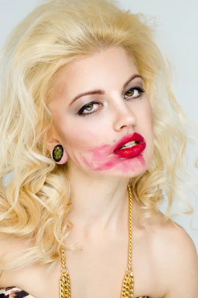 Žena s make-upem rozmazání rtěnka. — Stock fotografie