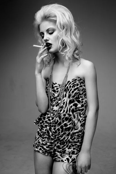 Blonde vrouw rookt een sigaret — Stockfoto