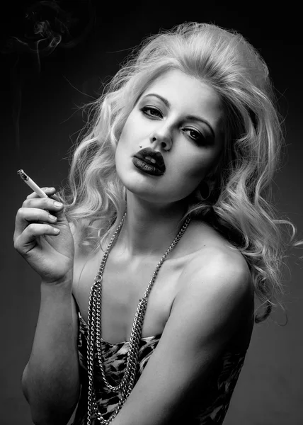 抽着烟的金发女人的画像 — 图库照片