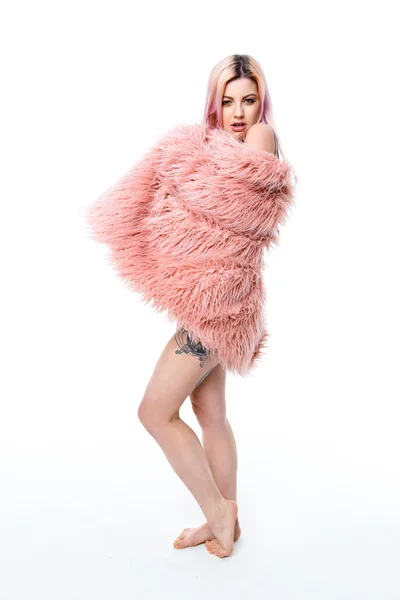 Modello ragazza con bella faccia sexy e capelli rosa — Foto Stock
