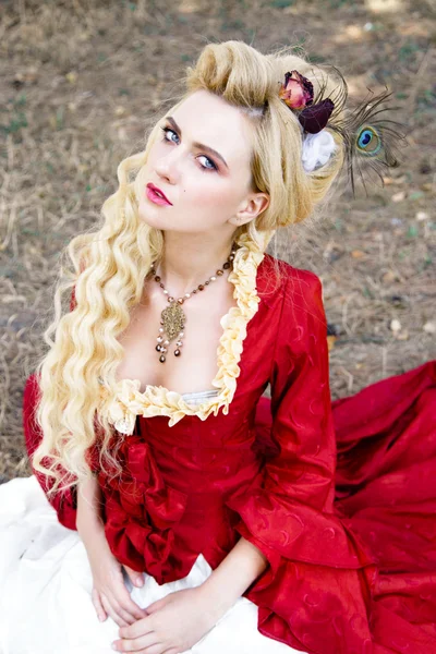 Жінка в старовинній червоній сукні — стокове фото