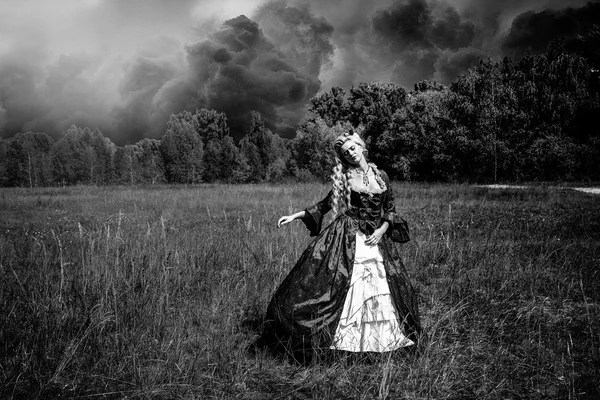 Жінка в старовинній сукні — стокове фото