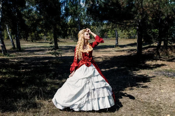 Mulher em vestido vermelho antigo — Fotografia de Stock