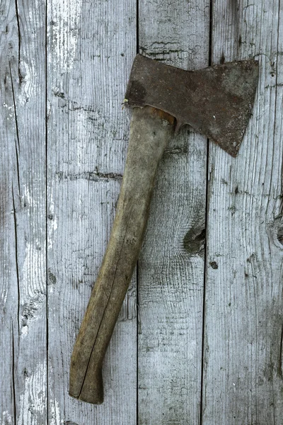 Hache rouillée sur des planches en bois — Photo