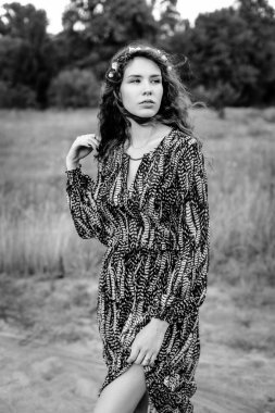 Etnik giysiler içindeki genç kız