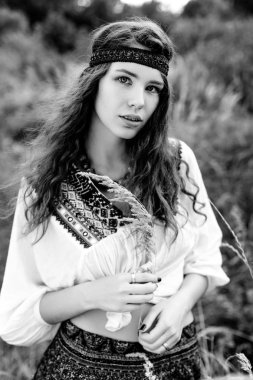 Halk giysili genç kızı