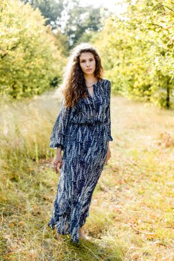 Etnik giysiler içindeki genç kız