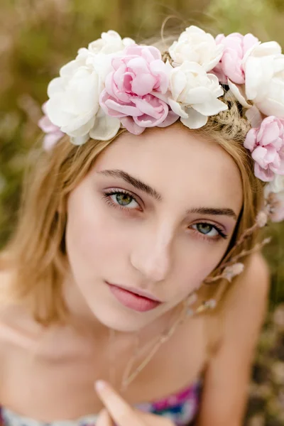 Mladá dívka v květinový věnec — Stock fotografie