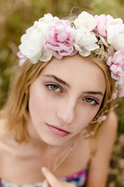 Giovane ragazza in corona di fiori — Foto Stock