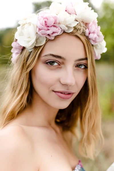 Giovane ragazza in corona di fiori — Foto Stock