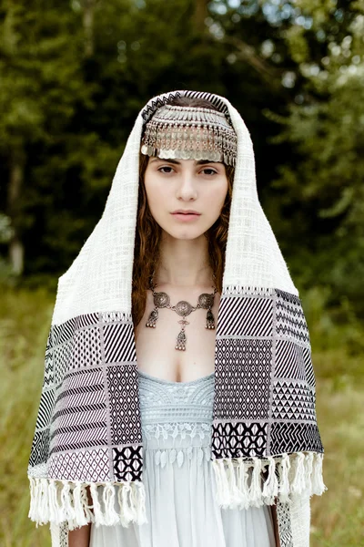 Dziewczyna w ludowe stroje Crimean Tatar — Zdjęcie stockowe