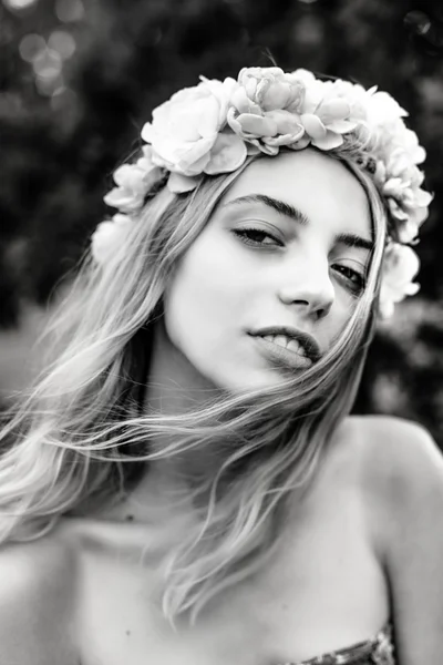 Jeune fille en couronne de fleurs — Photo