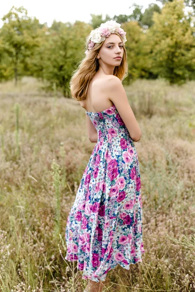 Ung flicka i blomsterkrans — Stockfoto