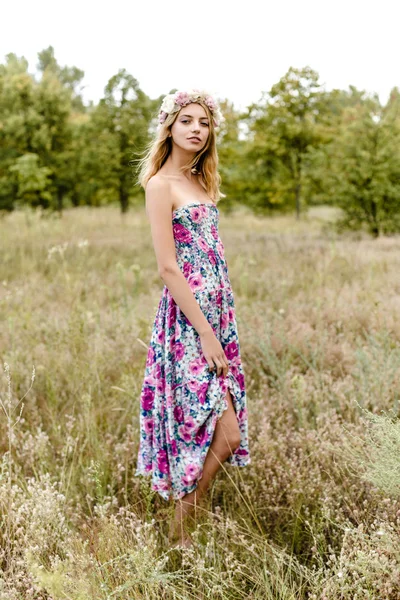 Jeune fille en couronne de fleurs — Photo