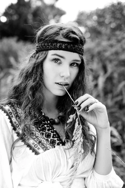 Jeune fille en vêtements folkloriques — Photo