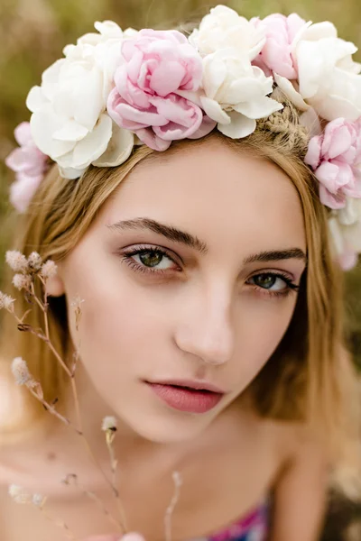 Giovane ragazza in corona di fiori — Foto Stock