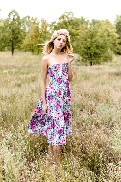 Jeune fille en couronne de fleurs — Photo