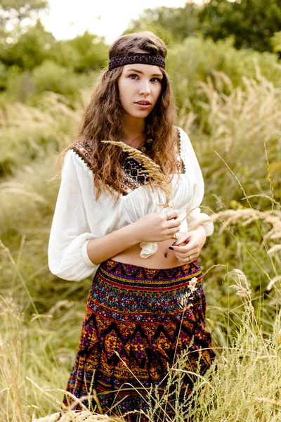 Молодая девушка в народной одежде — стоковое фото