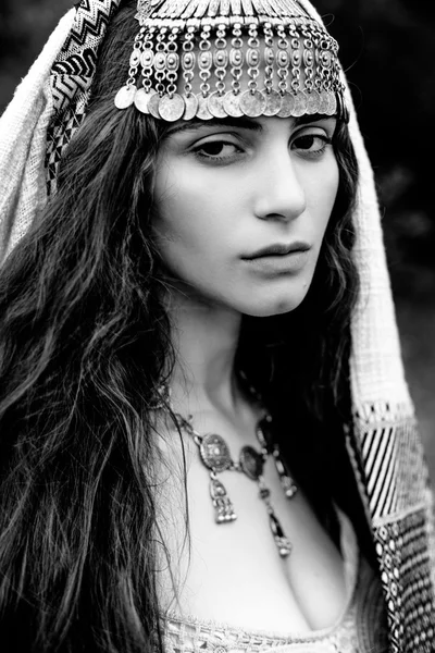 Девушка в народной крымско-татарской одежде — стоковое фото