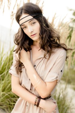 Etnik giysiler içindeki genç kız