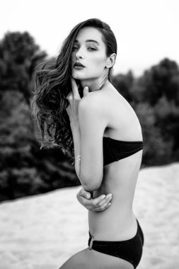 Kum plajındaki genç kız