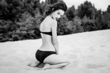 Kum plajındaki genç kız