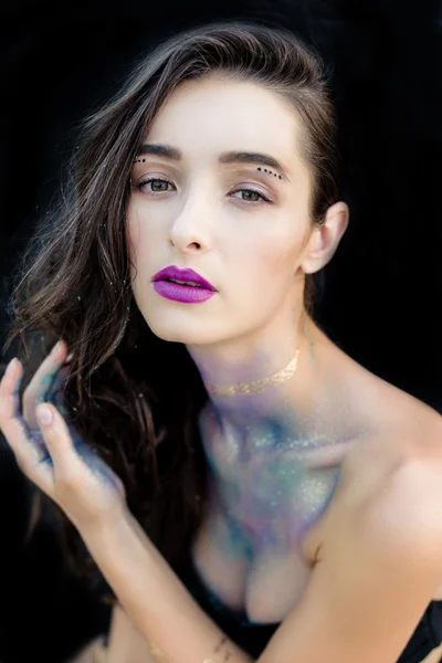 Młoda dziewczyna z glittery makijażu — Zdjęcie stockowe