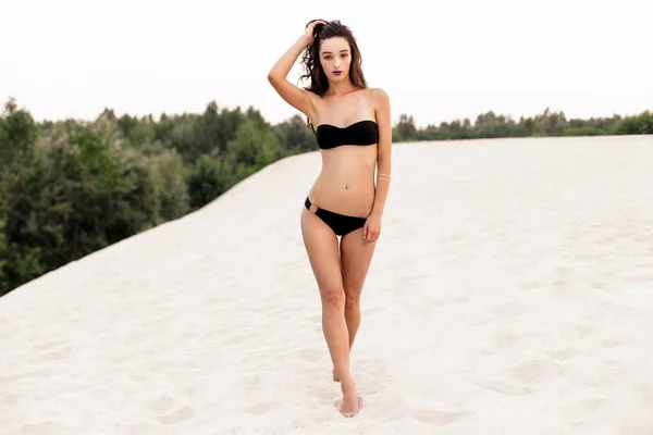 Молода дівчина на піщаному пляжі — стокове фото