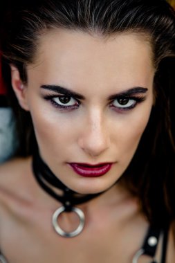 Graffiti duvar tarafından çekici kız