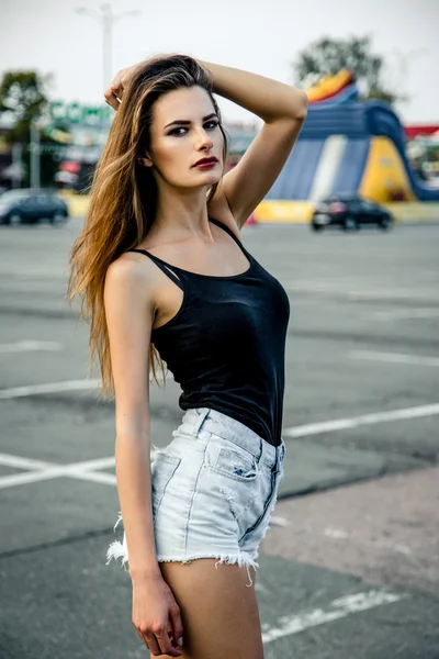 Attractive girl in urban area — Stock Photo, Image