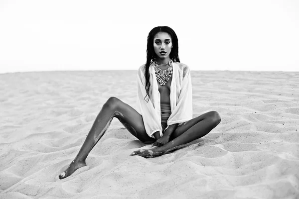 Chica atractiva en traje de baño en la playa —  Fotos de Stock