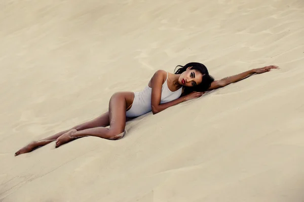 Jolie fille en maillot de bain sur la plage — Photo