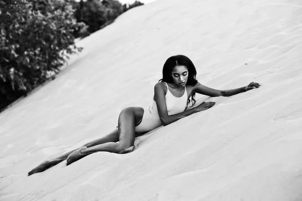 Attraente ragazza in costume da bagno sulla spiaggia — Foto Stock