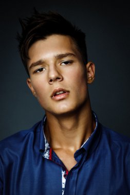 Yakışıklı genç adam.