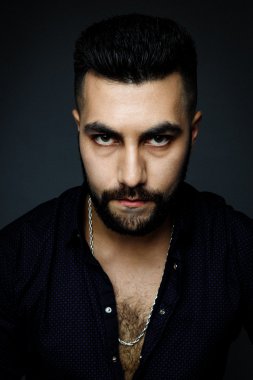 Yakışıklı sakallı adam.