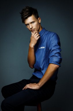 Yakışıklı genç adam.