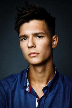 Yakışıklı genç adam.