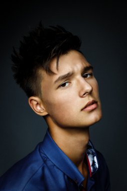 Yakışıklı genç adam.