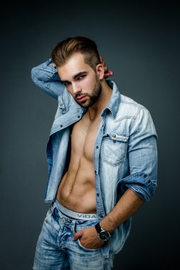 Yakışıklı sakallı adam.