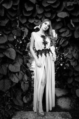 Sarmaşık duvar tarafından güzel kız