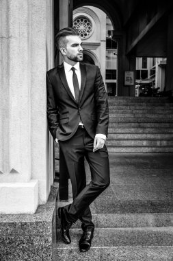 Yakışıklı sakallı işadamı