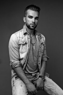 Yakışıklı sakallı adam.