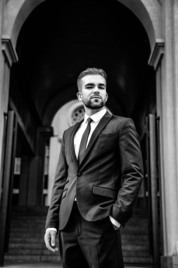 Yakışıklı sakallı işadamı